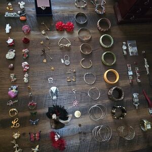 An entire pretty jewelry collection; combine pieces you like & make me an offer!